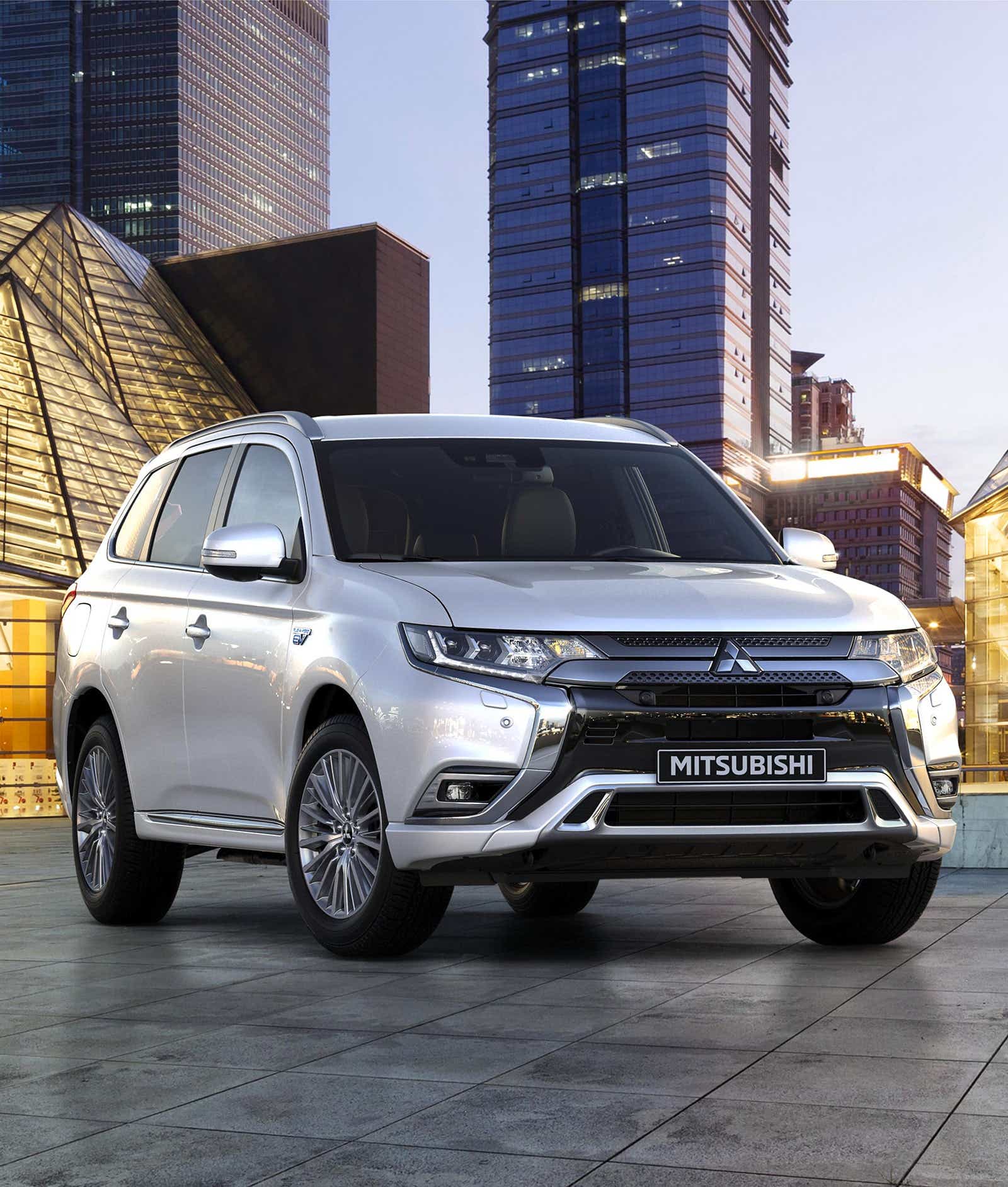 Mitsubishi Outlander PHEV MY19 Arriva in Italia la sintesi perfetta dell elettrico plug in firmato Mitsubishi