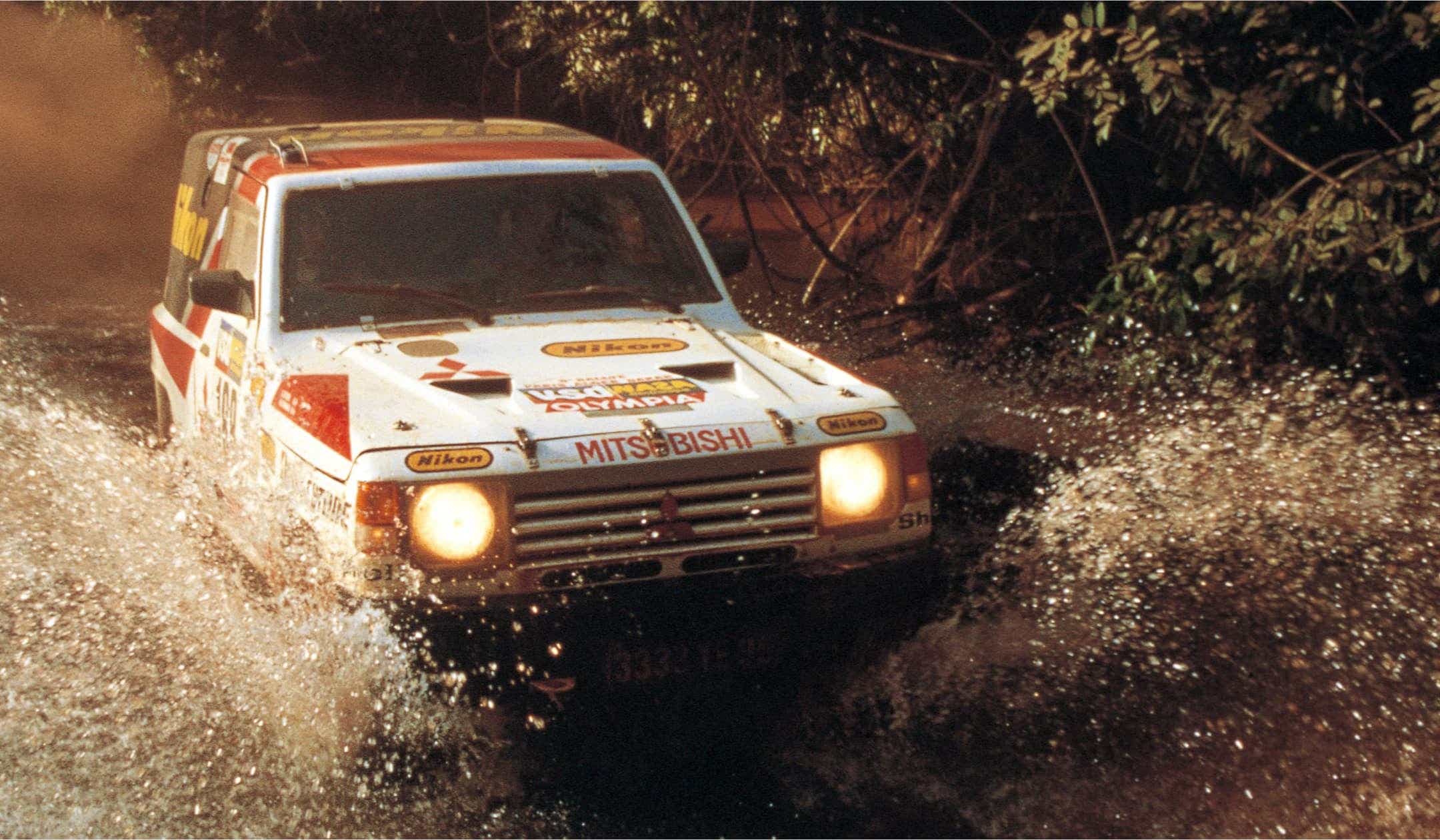 Pajero che attraversa l'acqua