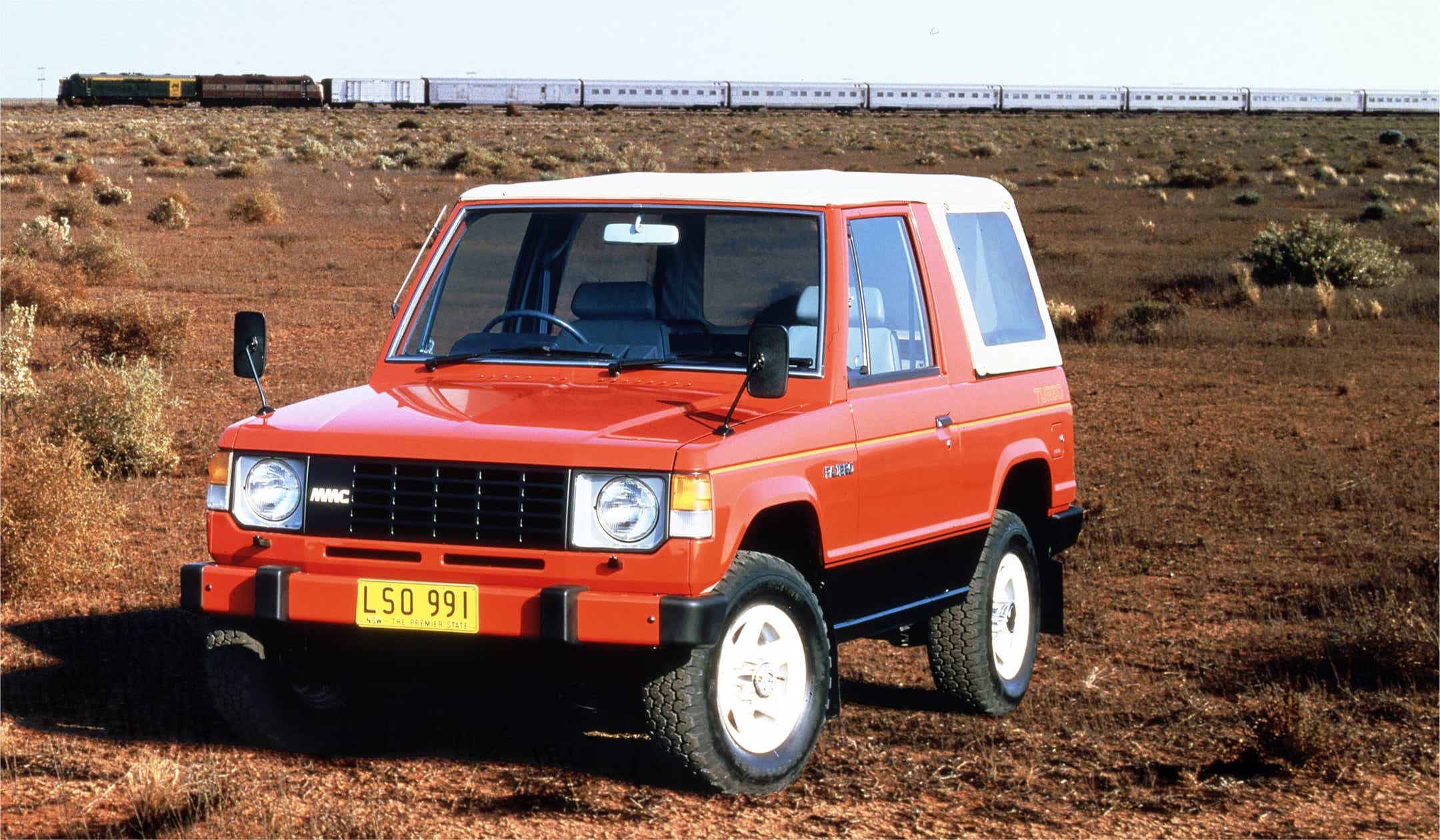 Vecchia 4x4 nel deserto